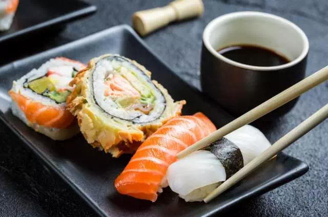 回转寿司与传统寿司对比:轻松享受日本美食的便捷与乐趣 回转寿司与传统寿司对比:轻松享受日本美食的便捷与乐趣