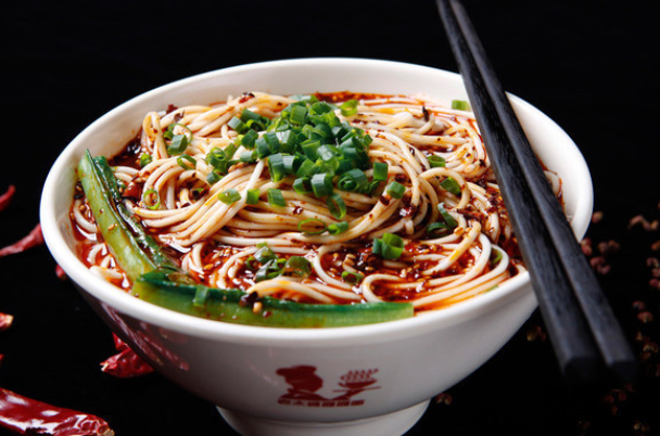 老太婆摊摊面:传承30年手工担担面,揭秘地道川味与温暖创业故事 老太婆摊摊面:传承30年手工担担面,揭秘地道川味与温暖创业故事