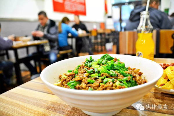 老太婆摊摊面:传承30年手工担担面,揭秘地道川味与温暖创业故事 老太婆摊摊面:传承30年手工担担面,揭秘地道川味与温暖创业故事