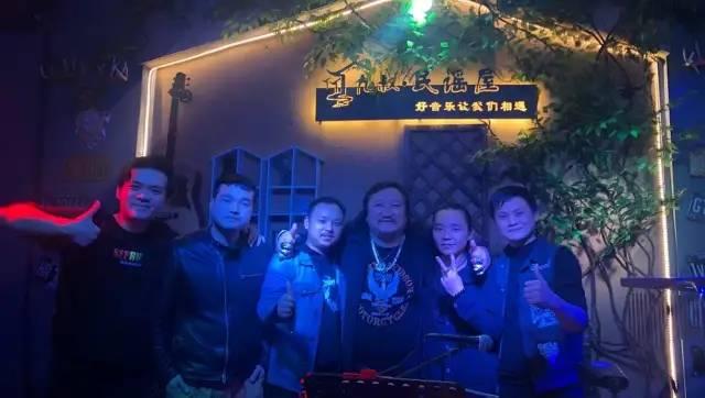 周三的情书:治愈都市孤独的独立音乐现象,解析歌曲背后的情感共鸣与创作故事 周三的情书:治愈都市孤独的独立音乐现象,解析歌曲背后的情感共鸣与创作故事