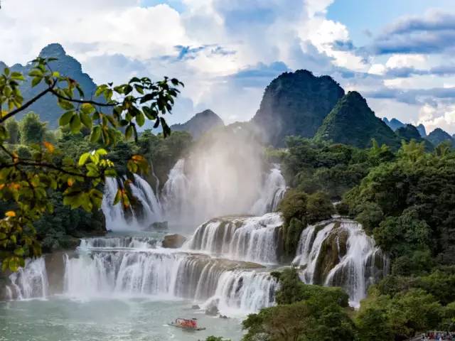 广西边境旅游攻略:探索友谊关、德天瀑布、东兴口岸的跨国奇观与历史文化 广西边境旅游攻略:探索友谊关、德天瀑布、东兴口岸的跨国奇观与历史文化