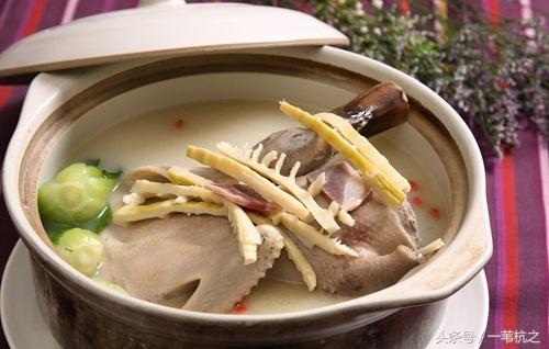 笋干老鸭煲:江南传统滋补汤品,温暖身心,营养美味一锅搞定 笋干老鸭煲:江南传统滋补汤品,温暖身心,营养美味一锅搞定