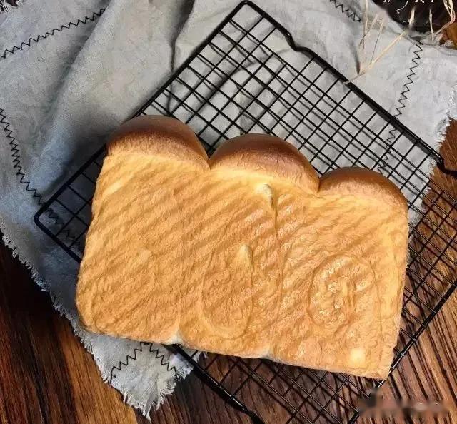 北海道吐司制作全攻略:从原料到手法,轻松做出云朵般柔软口感 北海道吐司制作全攻略:从原料到手法,轻松做出云朵般柔软口感