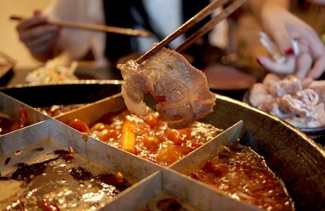 重庆火锅的终极指南:从街头小吃到家庭复刻的完整体验 重庆火锅的终极指南:从街头小吃到家庭复刻的完整体验