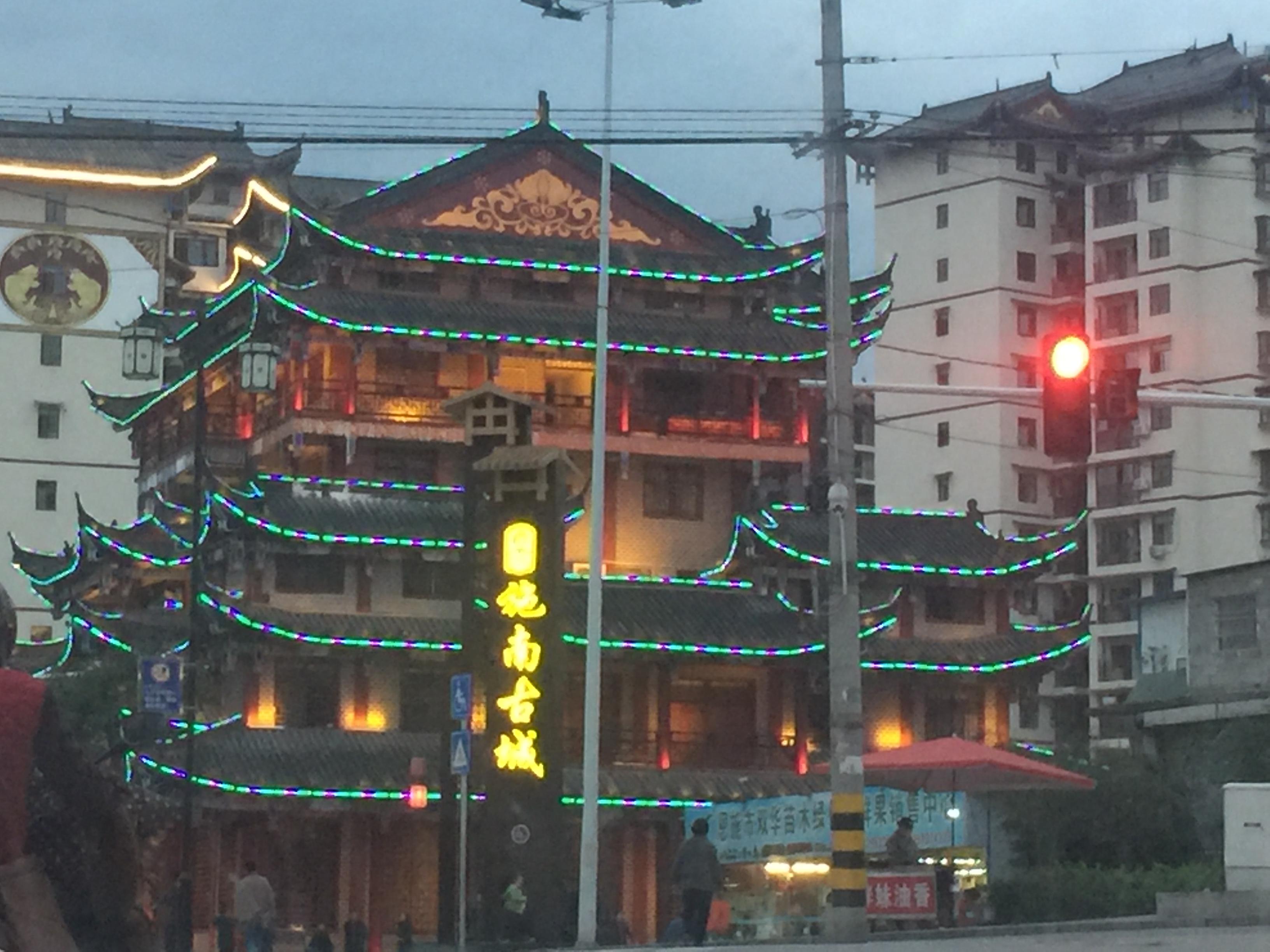 重庆洪崖洞旅游全攻略:解锁最佳游览路线、夜景拍摄技巧与地道美食推荐 重庆洪崖洞旅游全攻略:解锁最佳游览路线、夜景拍摄技巧与地道美食推荐