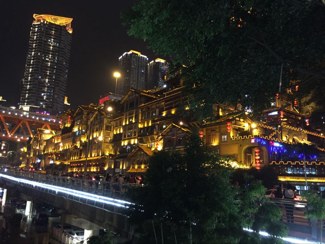 重庆洪崖洞旅游全攻略:解锁最佳游览路线、夜景拍摄技巧与地道美食推荐 重庆洪崖洞旅游全攻略:解锁最佳游览路线、夜景拍摄技巧与地道美食推荐