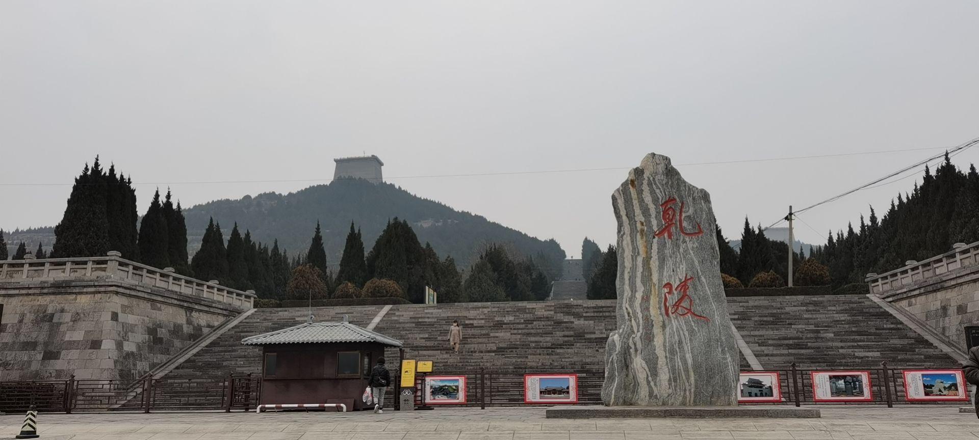探秘中国唯一女皇武则天陵墓:揭开乾陵千年神秘面纱与游览全攻略 探秘中国唯一女皇武则天陵墓:揭开乾陵千年神秘面纱与游览全攻略
